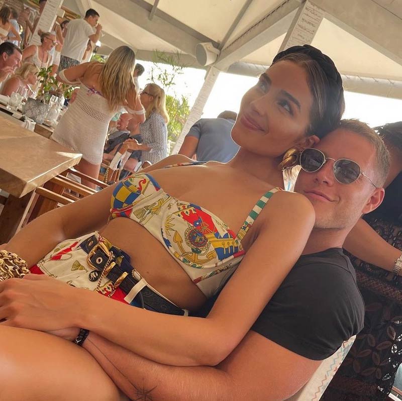 রেস্তরাঁ এবং একটি পোশাক প্রস্তুতকারী সংস্থার সহ-প্রতিষ্ঠাতা তিনি।