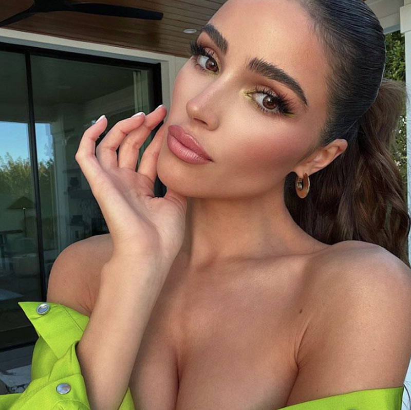 ইনস্টাগ্রামে তাঁর অনুরাগীর সংখ্যাও প্রচুর। ইতিমধ্যে ইনস্টাগ্রামে ৫২ লক্ষের কাছাকাছি অনুরাগী রয়েছে অলিভিয়ার।