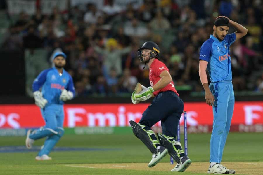 বৃহস্পতিবারের ম্যাচে কেমন খেলল ভারতীয় দল? দশের মাপকাঠিতে বিরাট, রোহিত, ভুবনেশ্বর, অশ্বিনদের প্রাপ্য নম্বর কত? সেমিফাইনালের নিরিখে ভারতীয় খেলোয়াড়দের মার্কশিট তৈরি করল আনন্দবাজার অনলাইন।