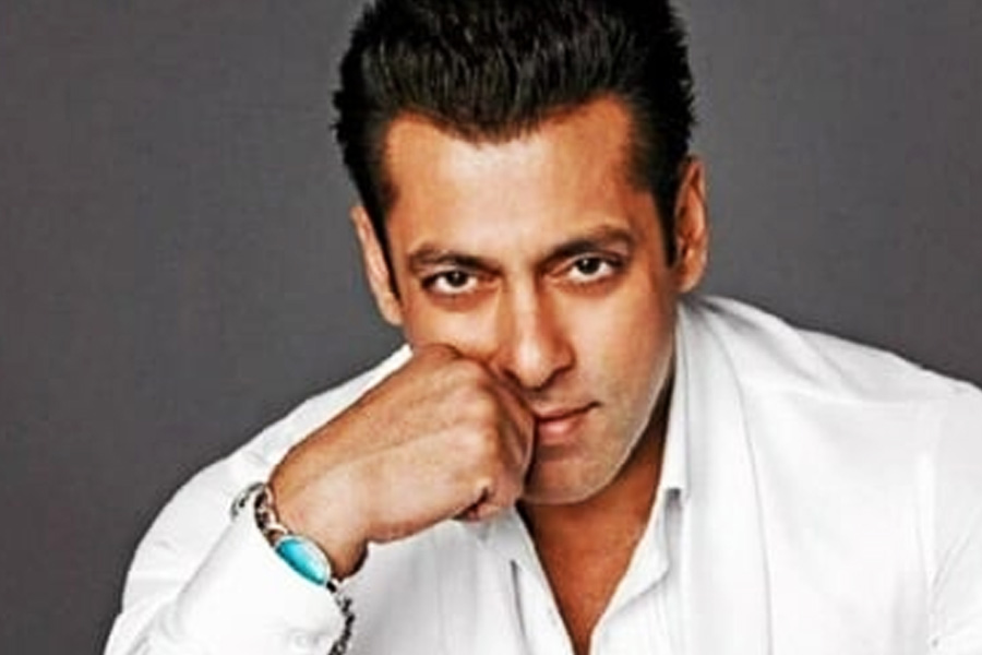 সেলিম বলেছিলেন, ‘‘সলমনের ছবি হিট করলে শাহরুখ পার্টি দেবে তা কোনও দিন হতে পারে না। ঠিক তেমনই এর উল্টোটাও সম্ভব নয়। শাহরুখ সাফল্যের মুখ দেখলে সলমন কখনওই নেচেগেয়ে আনন্দ করবে না।’’