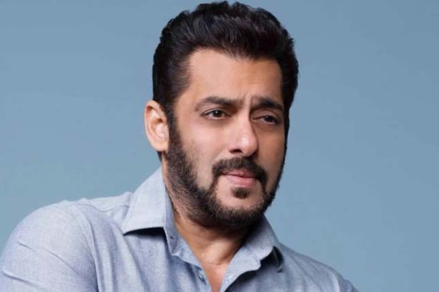 সলমন এবং শাহরুখের মধ্যে এই প্রতিযোগিতা কিন্তু নতুন কিছু নয়। কেরিয়ারের শুরু থেকেই তাঁদের মধ্যে এই প্রতিযোগিতা শুরু হয়েছে।