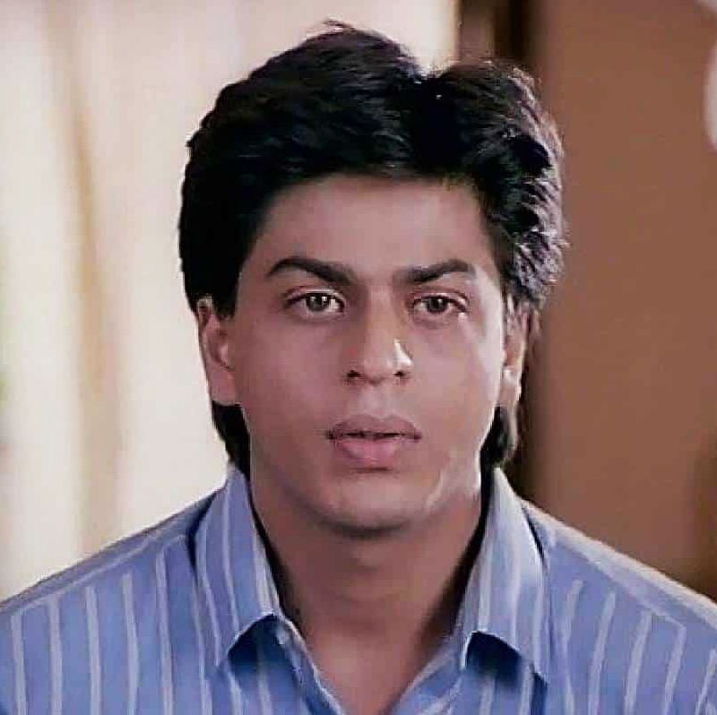 সেই সময় শাহরুখ ইন্ডাস্ট্রিতে আসেননি। তখন ছোট পর্দার জনপ্রিয় মুখ ছিলেন তিনি।