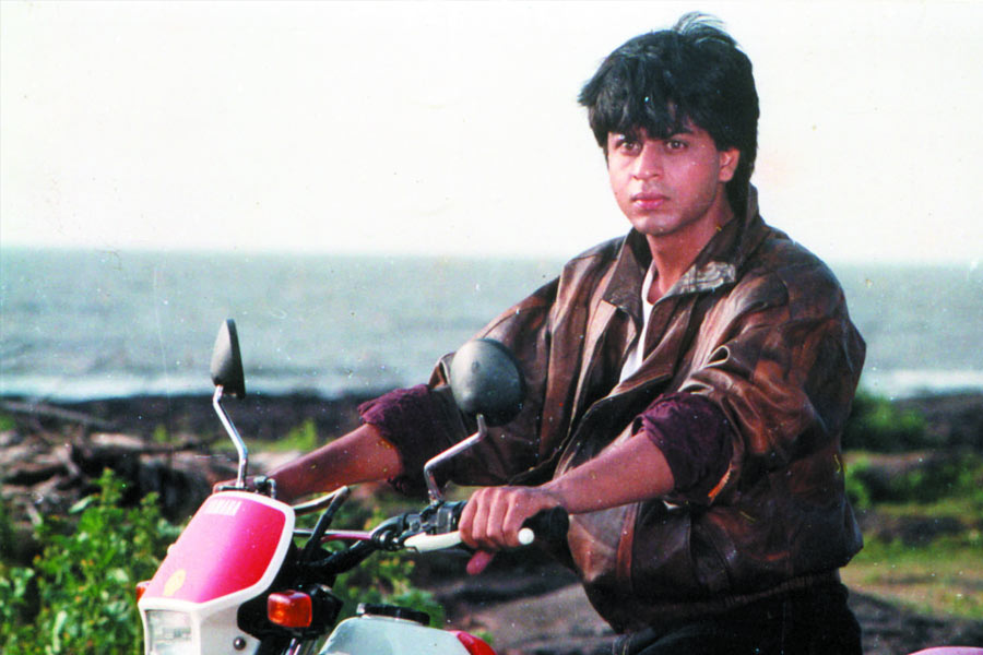 ১৯৯২ সালে ‘দিওয়ানা’ ছবির মাধ্যমে বলিউডে পা রাখেন শাহরুখ।