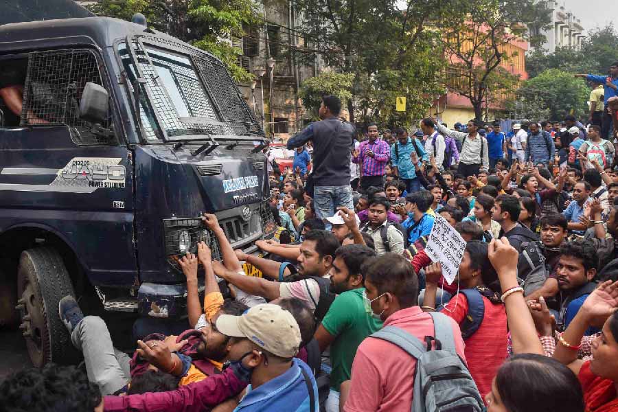 হাই কোর্ট জানাল, আগামী দু’সপ্তাহের মধ্যে ২০০৯ সালে প্রাথমিক নিয়োগের বিজ্ঞপ্তি প্রকাশ করতে হবে। 