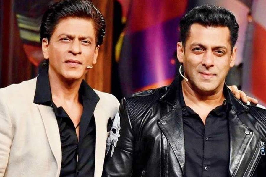 বলিপাড়ায় মাঝেমধ্যেই কানাঘুষো শোনা যায়, দুই অভিনেতার মধ্যে কোনও সম্পর্ক নেই। ভবিষ্যতে আর কোনও ছবিতে কাজ করতে দেখা যাবে না তাঁদের।