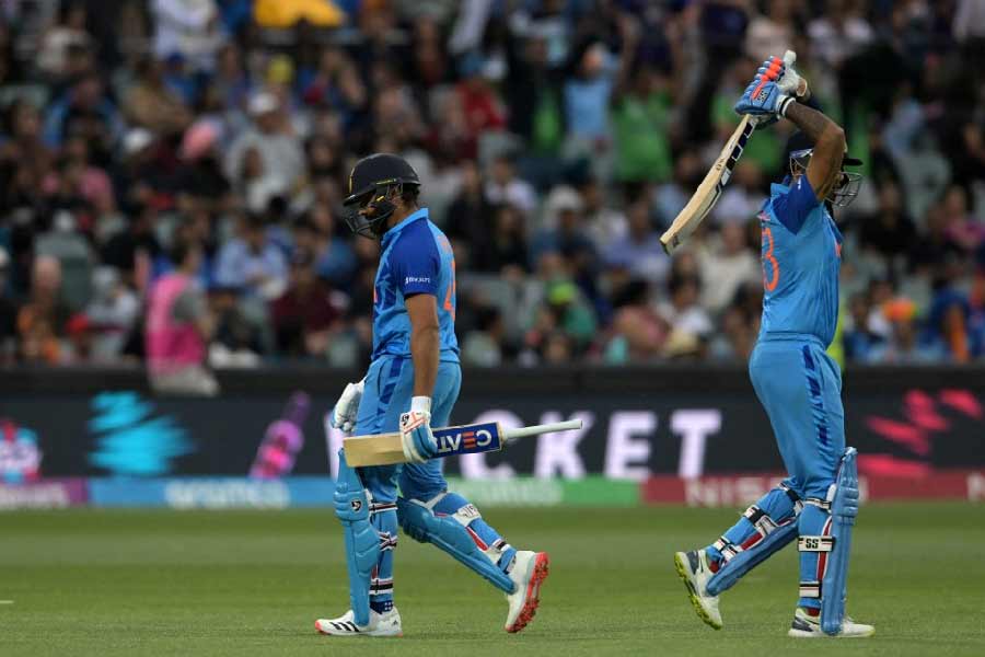 বৃহস্পতিবার প্রথমে ব্যাট করতে নেমে ইংল্যান্ডের সামনে ১৬৯ রানের লক্ষ্যমাত্রা খাড়া করে ভারত। সহজেই সেই রান তুলে জয় ছিনিয়ে নিয়েছেন জস বাটলাররা। তাঁদের একটি উইকেটও ফেলতে পারেননি অশ্বিন, ভুবনেশ্বর কুমার, মহম্মদ শামিরা।