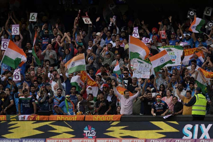 অ্যাডিলেডের মাঠে বৃহস্পতিবার শুধু ভারতের স্বপ্নভঙ্গই হল না, সেই সঙ্গে টি২০ বিশ্বকাপ ছুঁয়ে দেখার স্বপ্ন হয়তো চিরকালের মতো অধরা থেকে গেল ভারতীয় দলের কয়েক জন খেলোয়াড়ের। 