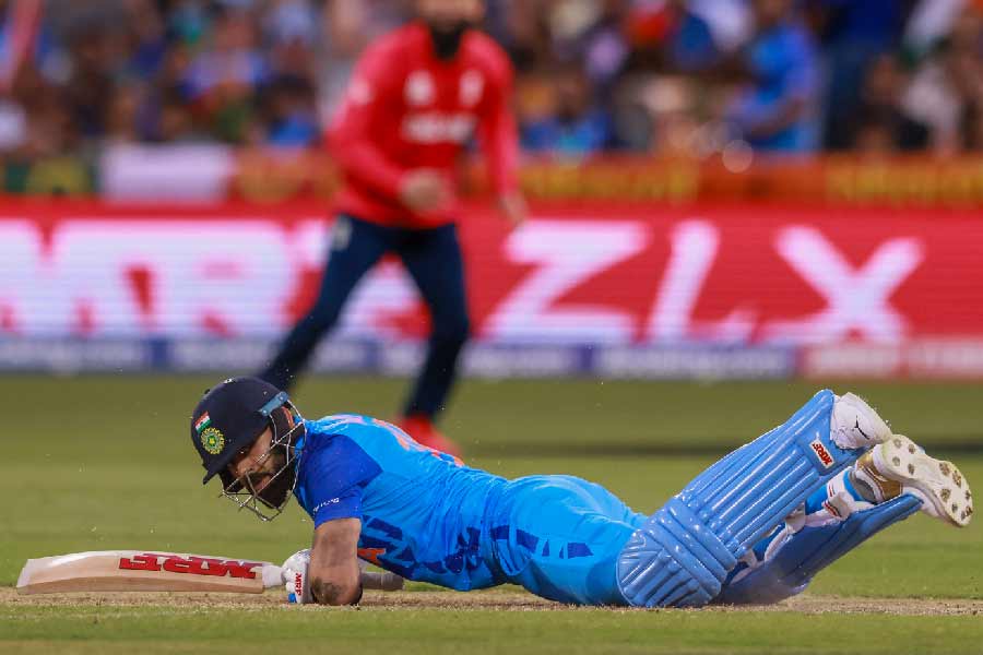 বিরাট ইতিমধ্যে কুড়ি ওভারের ক্রিকেটে নেতৃত্ব ছেড়ে দিয়েছেন। বিশ্বকাপের মঞ্চেও হয়তো কোহলিকে আর দেখা যাবে না। অ্যাডিলেডে সেমিফাইনাল থেকে ভারতের বিদায় কি বিরাটের টি২০ ইনিংসেও ইতি টেনে দিল? তেমনটাই আশঙ্কা অনেকের।