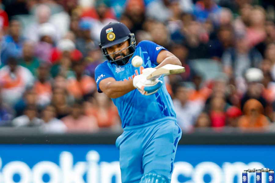 রোহিত শর্মা— সেমিফাইনালে ব্যাট হাতে নজর কাড়তে পারেননি রোহিত শর্মা। ২৮ বলে ২৭ রান করে সাজঘরে ফিরতে হয়েছে তাঁকে। নামের পাশে রয়েছে মাত্র চারটি বাউন্ডারি। তাঁর নেতৃত্বে টি২০ বিশ্বকাপের সেমিফাইনালে মুখ থুবড়ে পড়েছে ভারত। 