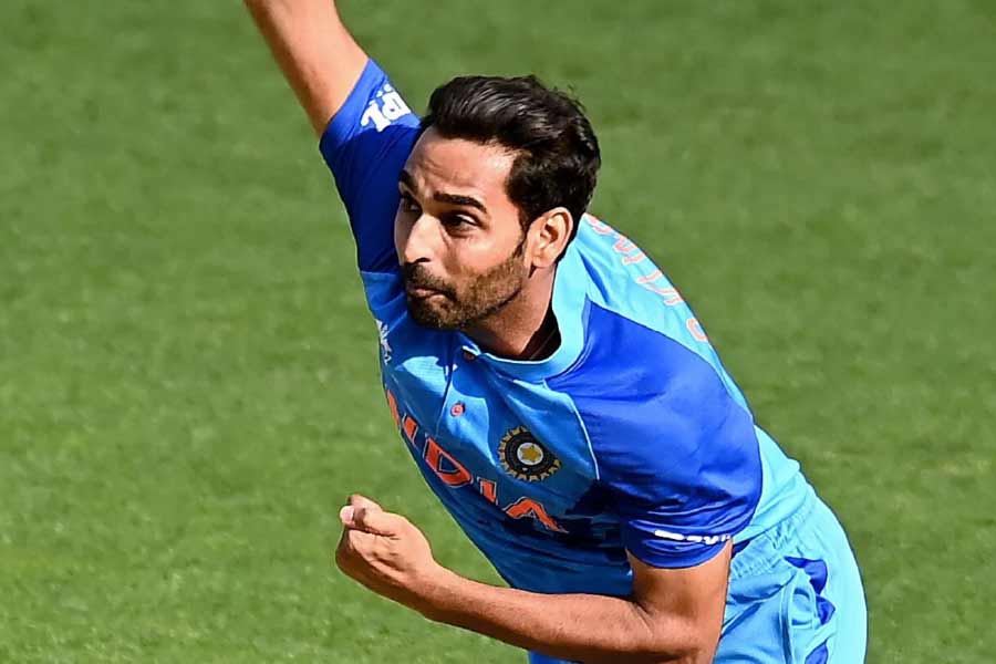 ভুবনেশ্বর কুমার— সেমিফাইনালে তাঁর উপর অনেকটা ভরসা রেখেছিলেন ভারতীয় সমর্থকরা। কিন্তু ভুবির বোলিং ছিল নির্বিষ। ইংল্যান্ডের ব্যাটাররা অনায়াসে তাঁর বলে চার, ছয় মেরেছেন। ২ ওভার বল করে ২৫ রান দিয়েছেন মীরাটের এই জোরে বোলার। ম্যাচের শেষে কার্যত তাঁর প্রথম ওভারকে কাঠগড়ায় তুলেছেন অধিনায়ক রোহিত।