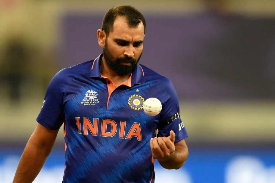 শামি যদিও সেই পথে হাঁটেননি। উল্টে শামির বিরুদ্ধে হাসিনের অভিযোগ নিয়ে মুখ খোলেন পাকিস্তানের এক মডেল। হাসিন অভিযোগ করেছিলেন, পাকিস্তানের এক মডেলের সঙ্গে ঘনিষ্ঠতা রয়েছে শামির। আলিশবা নামে ওই মডেল জোর গলায় অভিযোগ অস্বীকার করে জানিয়েছিলেন, শামির সঙ্গে তাঁর কোনও সম্পর্ক নেই।