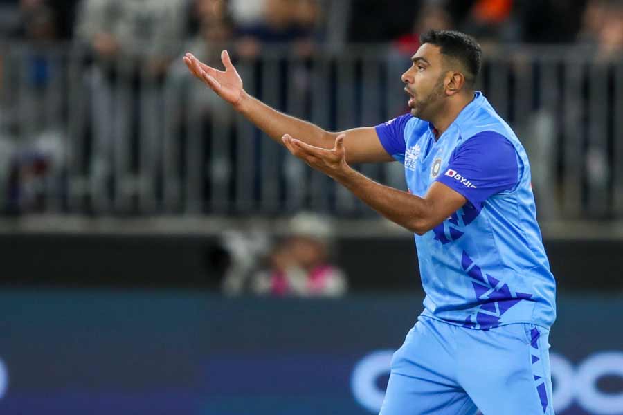 রবিচন্দ্রন অশ্বিন— বিশ্বকাপে অশ্বিনের বোলিংয়েও প্রত্যাশিত ধার ছিল না। গুরুত্বপূর্ণ ম্যাচে অভিজ্ঞতা কাজে লাগাতে পারেননি ভারতীয় স্পিনার। সেমিফাইনালে বল হাতে ২ ওভার হাত ঘুরিয়েছেন। দিয়েছেন ২৭ রান।