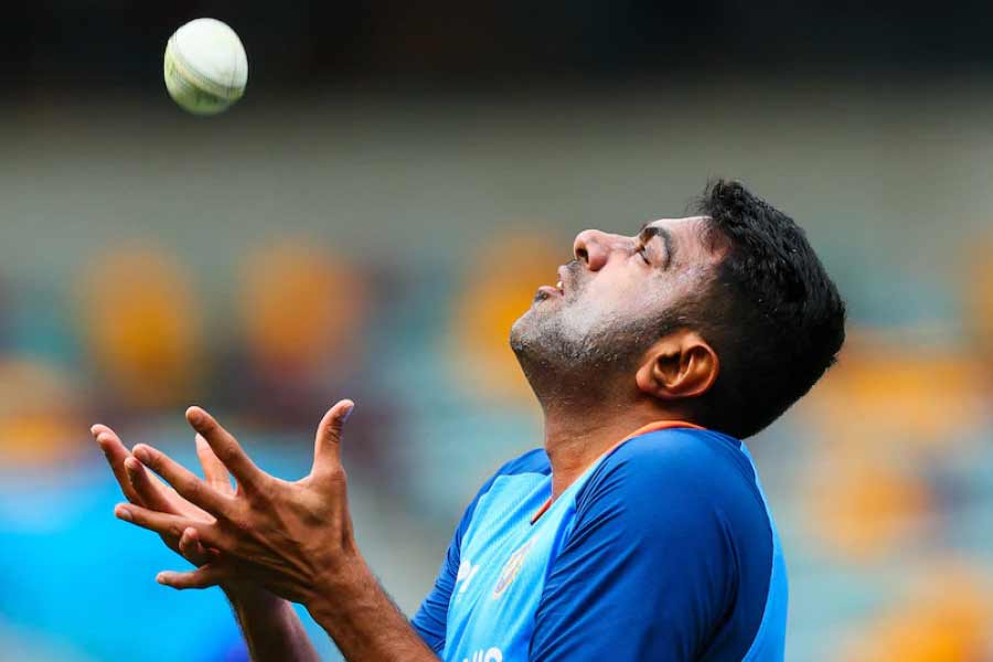 অনেকের মতে, বৃহস্পতিবারই টি২০ বিশ্বকাপের শেষ ম্যাচ খেলে ফেললেন অশ্বিন। ৩৬ বছর বয়সি এই ক্রিকেটার ২০২৪ সালের বিশ্বকাপের আগেই অবসর নিয়ে নিতে পারেন। সেই সম্ভাবনা উড়িয়ে দেওয়া যাচ্ছে না। 