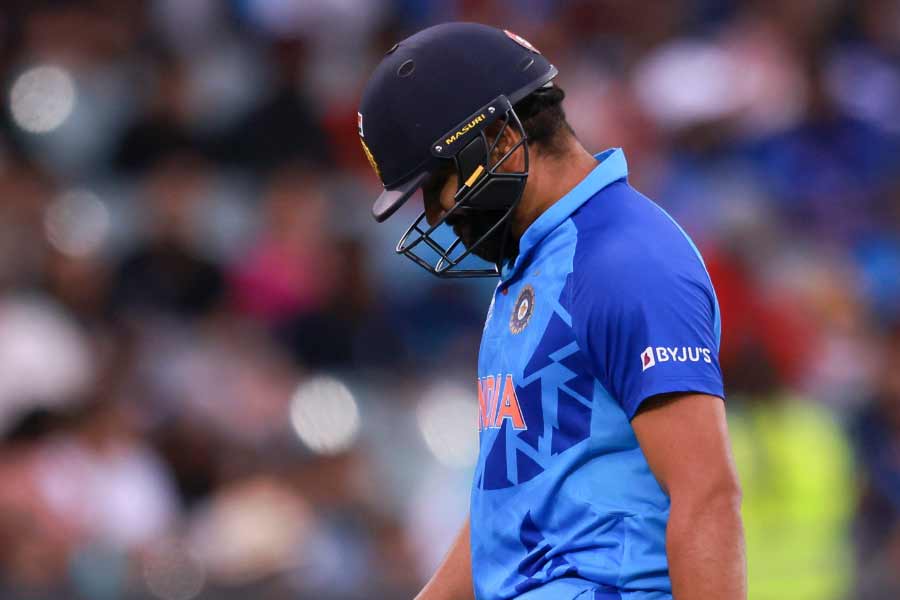  তার পর থেকে আর এক বারও কুড়ি ওভারের বিশ্বকাপে জয়ের স্বাদ পায়নি ভারত। ১৫ বছর আগের সেই দল থেকে রোহিত ছাড়া আর সকলেই অবসর নিয়ে ফেলেছেন। পরবর্তী বিশ্বকাপে হয়তো সেই পথেই হাঁটতে চলেছেন বিরাট, অশ্বিন, কার্তিকরা। 