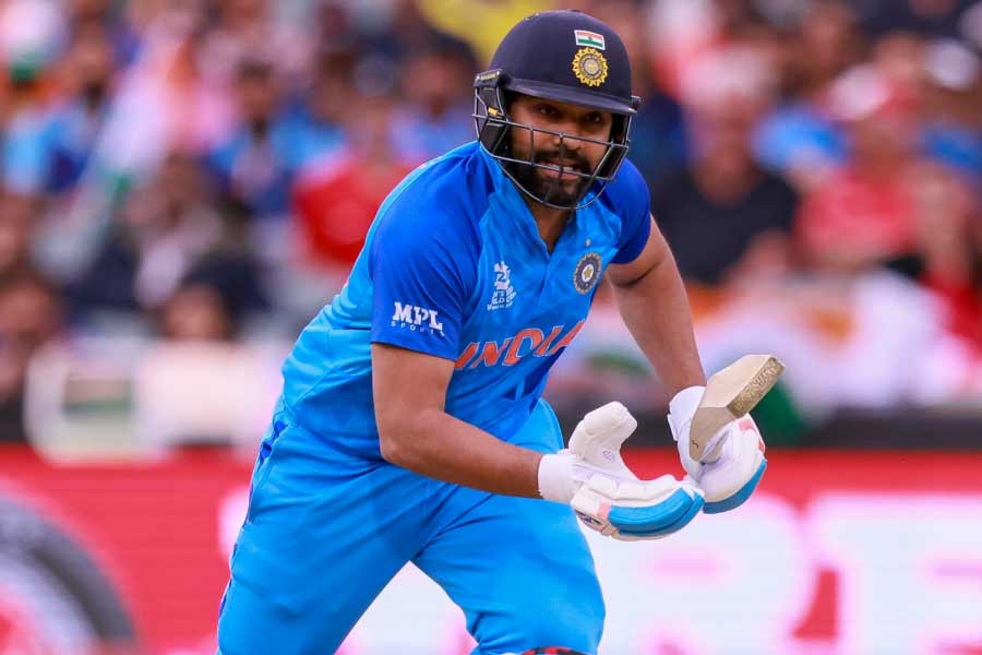 অনেকে মনে করছেন, রোহিতেরও এটাই শেষ বিশ্বকাপ। কুড়ি ওভারের বিশ্বকাপে আর হয়তো দেখা যাবে না ব্যাট হাতে রোহিতের ম্যাজিক। ৩৫ বছরের এই খেলোয়াড় আগামী ২ বছরে টি২০ ক্রিকেট থেকে অবসর ঘোষণা করতে পারেন। 