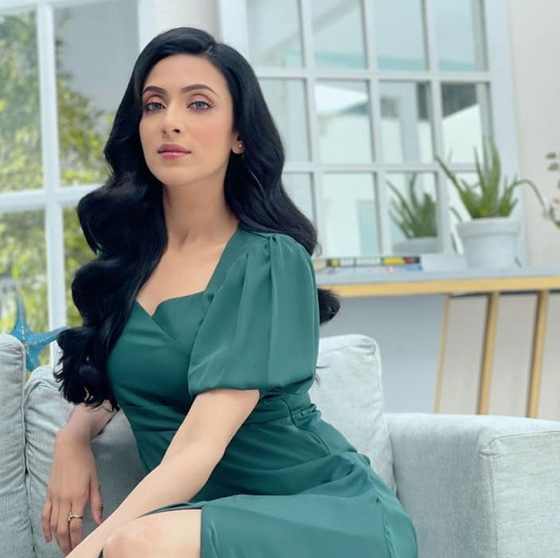 সানির সঙ্গে বিয়ের পর এক বছরও কাটেনি। এর মধ্যেই নায়ক রাজের সঙ্গে নাম জড়াল মিমের। অভিযোগ তুললেন, নায়কের স্ত্রী। মিম অবশ্য ছেড়ে দেওয়ার পাত্রী নন। তীব্র প্রতিক্রিয়া জানিয়েছেন তিনি।