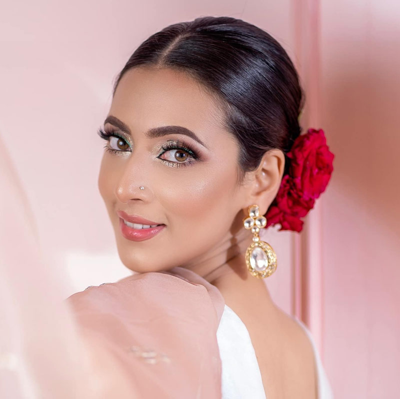 এর পরেই পোস্টে একের পর এক সাফল্য তুলে ধরেছেন মিম। জানিয়েছেন, শেষ দু’টি ছবির সাফল্য তিনি আগেও পেয়েছেন। লাক্স তাঁকে সুপারস্টারের শিরোপা দিয়েছিল। সবার ভালবাসাকে পাথেয় করে আগামী দিনেও তিনি অভিনয়টা চালিয়ে যাবেন। 