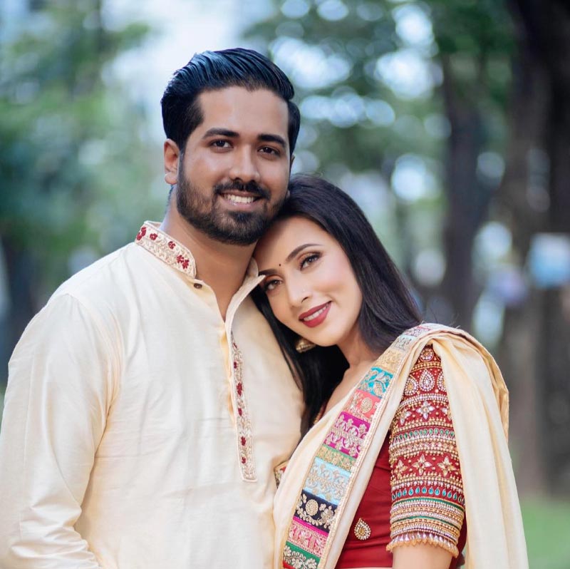 মিম ইউনিসেফের জাতীয় শুভেচ্ছাদূত। সে কথাও পোস্টে লিখেছেন। জানিয়েছেন, শিক্ষক বাবার আদর্শ মেনেই অভিনয়ের মাধ্যমে ভক্তদের মন জয়ের চেষ্টা করছেন তিনি। যাঁরা তাঁর নামে ‘ভিত্তিহীন’ কথা বলছেন, তাঁদের তীব্র ‘নিন্দা’ করেছেন মিম। পাশাপাশি হুঁশিয়ারি দিয়েছেন, দরকারে দেশের আইন ব্যবস্থার সাহায্য নেবেন তিনি। ভক্তদের ‘বিভ্রান্ত’ না হওয়ার পরামর্শও দিয়েছেন তিনি। 