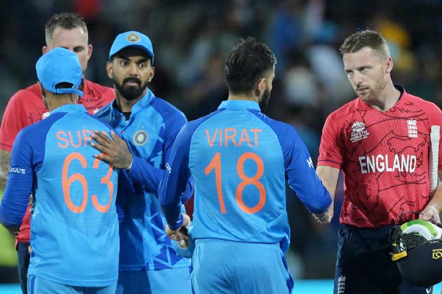 তার পর থেকে আইসিসির টুর্নামেন্টের অনেকগুলিতেই ব্যর্থ হয়েছে ভারত। কোথাও ফাইনাল থেকে। কোথাও সেমিফাইনাল থেকে। কোথাও বা গ্রুপ স্টেজ থেকেই।