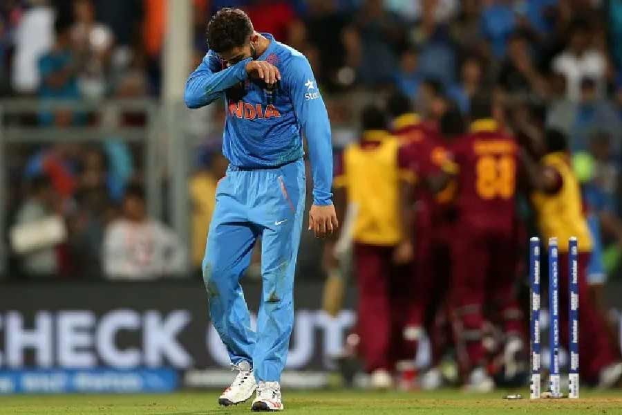 সেমি ফাইনালে প্রথমে ব্যাট করার সিদ্ধান্ত নিয়ে ২ উইকেট খুইয়ে ১৯২ রান করেছিল টিম ইন্ডিয়া। রোহিত এবং রাহানে আউট হওয়ার পর খেলার হাল ধরেছিলেন কোহলি। কোহলির ৮৯ রানের পরও ওয়েস্ট ইন্ডিজের বিধ্বংসী ব্যাটিংয়ের কাছে ম্লান হয়ে গিয়েছিল ভারতীয় দলের ১৯২ রান। ২০ ওভারের আগেই সাত উইকেটে জিতে যায় ওয়েস্ট ইন্ডিজ।