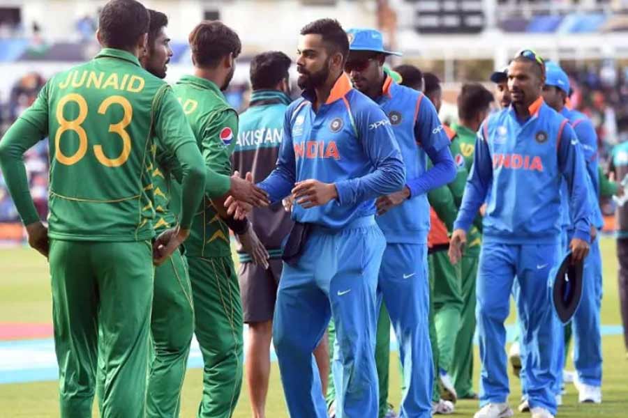 ২০১৭ সালের চ্যাম্পিয়ন্স ট্রফির ফাইনালে পৌঁছেছিল ভারত এবং পাকিস্তান। দুই চির প্রতিদ্বন্ধি দুই দলের ম্যাচ নিয়ে দুই দেশের দর্শকদের মধ্যেই ব্যাপক উত্তেজনা তৈরি হয়েছিল। কিন্তু শেষ হাসি হেসেছিল পাক ক্রিকেট দল। ভারতের সেই হার ছিল অত্যন্ত লজ্জার।