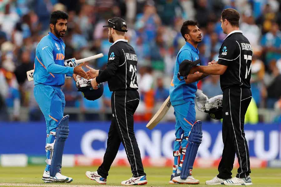 প্রথম ব্যাট করতে নেমে কেন উইলিয়ামসনের অধিনায়কত্বে আট উইকেট খুইয়ে ৫০ ওভারে ২৩৮ রান করেছিল নিউজিল্যান্ড। কিন্তু ব্যাট করতে নেমে ছন্দপতন হতে থাকে ভারতীয় দলের। ৫০ ওভারের আগেই সব উইকেট হারিয়ে ধরাশায়ী হয়েছিল ভারত।