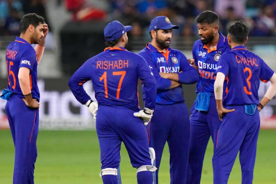 গ্রুপ স্টেজের ম্যাচে পাকিস্তানের কাছে ১০ উইকেটে হেরে যায় ভারত। তার পর এই ২০২২-এর টি২০ বিশ্বকাপের সেমিফাইনালে এমন বিশ্রী হার। ট্রফি দেশে আসবে বলে ভারতীয়রা অনেক আশা নিয়ে বুক বাঁধলেও, আশা আশাই রয়ে গিয়েছে।