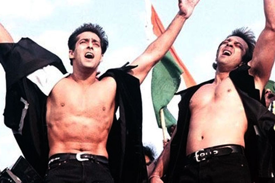 পরিচালক মুকুল এস আনন্দ হৃদ্‌রোগে আক্রান্ত হয়ে মারা গিয়েছিলেন ১৯৯৭ সালে। তাঁর আগে ‘দশ’ নামে একটি ছবির পরিচালনার সঙ্গে যুক্ত ছিলেন মুকুল। ছবির প্রায় ৪০ শতাংশ কাজ শেষ হয়ে গিয়েছিল।