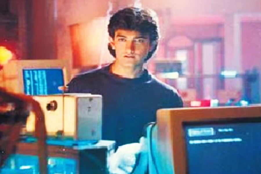 শেখর কপূর কল্পবিজ্ঞান ঘরানার উপর ‘টাইম মেশিন’ নামে একটি ছবি পরিচালনা করেছিলেন। এই ছবিতে নাসিরুদ্দিন শাহ, রেখা, আমির খান, রবীনা ট্ন্ডন, গুলশন গ্রোভারের মতো তারকারা অভিনয় করেছিলেন।