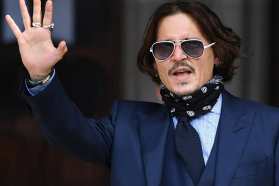 এই ছবিতে মুখ্য চরিত্রে অভিনয় করার কথা ছিল অমিতাভ বচ্চনের। তাঁর সঙ্গে অভিনয় করতে দেখা যেত হলিউডের জনপ্রিয় অভিনেতা জনি ডেপকেও। কিন্তু ছবিটির ব্যাপারে ঘোষণা হয়ে গেলেও কোনও কাজ শুরু হয়নি।