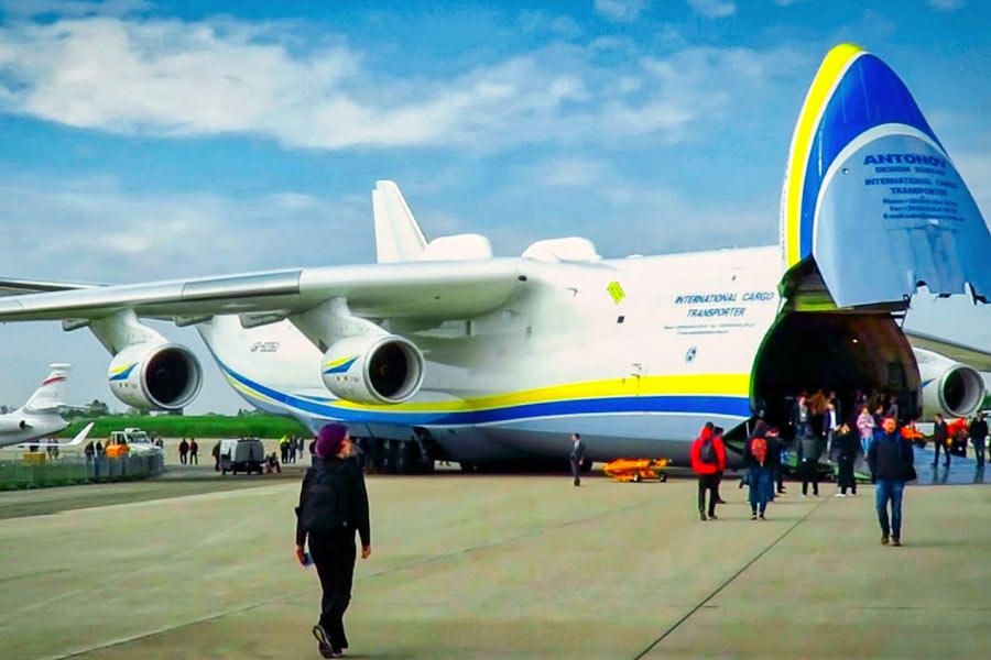 বোয়িং ৭৪৭ বিমানের দ্বিগুণ আয়তন ছিল আন্তনোভ এএম-২২৫-এর। এর দৈর্ঘ্য ছিল ৮৪ মিটার। পণ্যবাহী বিমানটির ছিল দীর্ঘতম ডানা। দু’টি ডানার মোট দৈর্ঘ্য প্রায় ৮৮ মিটার। 