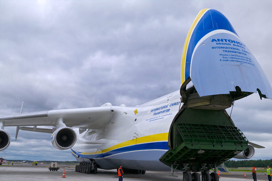 ওজনের দিক থেকেও এত ভারী বিমান ম্রিয়ার আগে বা পরে তৈরি হয়নি। এর ওজন ২ লক্ষ ৮৫ হাজার কেজি। উড়ানের জন্য ককপিটে অন্তত ছ’জন বিমান কর্মী ও চালকের প্রয়োজন।