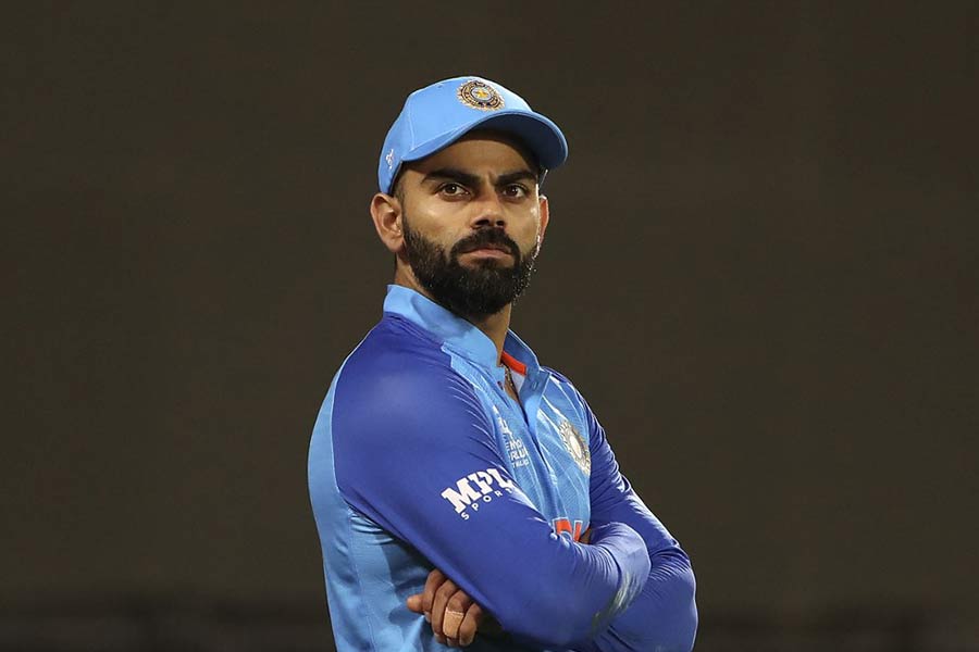 টি-টোয়েন্টি বিশ্বকাপে প্রথম থেকেই ভারতীয় দলের খেলা নিয়ে প্রশ্ন তৈরি হয়। একাধিক ম্যাচে কেবল মাত্র ব্যাটিংয়ের জোরে ম্যাচ বার করে আনে ভারত। পাকিস্তান, বাংলাদেশের বিরুদ্ধে কোনও মতে জেতে ভারত। সেমিফাইনালে বিপর্যয় রুখতে পারলেন না বিরাটরা। ইংল্যান্ডের কাছে রীতিমতো ধরাশায়ী হয়েছেন তাঁরা।