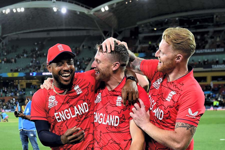 কী ছিল না ভারতীয় দলের কাছে? ভাল স্ট্রাইক রেট থাকা ব্যাটার থেকে শুরু করে উন্নত মানের বোলার। তবু সেমিফাইনালে ইংল্যান্ডকে রুখতে ব্যর্থ হয়েছে ভারত। ভারতের প্রথম দিকের জয়ে উল্লাস ছিল অনেক বেশি। দলের খেলা নিয়ে দেশবাসীর গর্ব আরও বেশি। অন্য দিকে ইংল্যান্ড কিন্তু এগিয়েছে অনেক সন্তর্পণে। ধীরে ধীরে। এই দলকে নিয়ে প্রচারও ছিল কম।