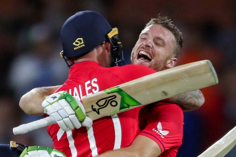 ২০১৫ সালে এক দিনের ক্রিকেটের বিশ্বকাপ থেকে অনেক আগেই ছিটকে গিয়েছিল ইংল্যান্ড। তার পর থেকে আরও বেশি সচেতন হয়ে যায় তারা। ২০১৬-র টি-টোয়েন্টি বিশ্বকাপের ফাইনালে পৌঁছেছিল ইংল্যান্ড। এর পর ২০১৯-এর বিশ্বকাপ জয়।