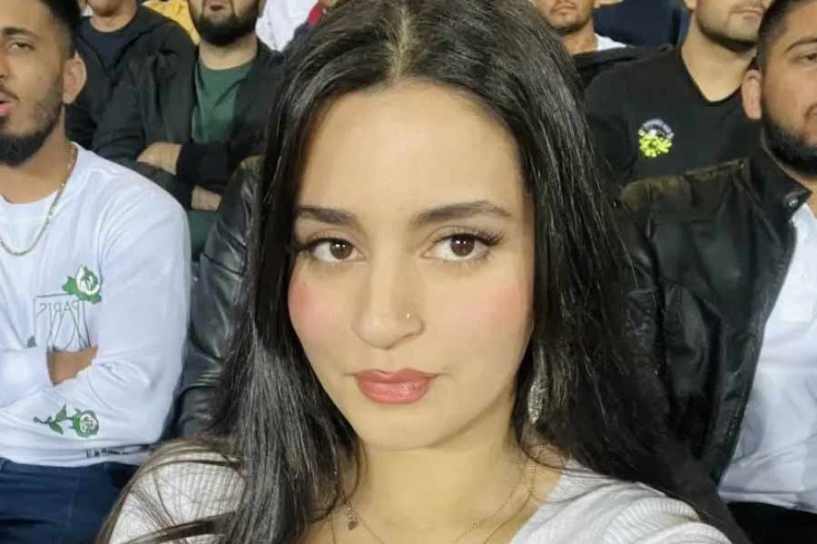 সাদা টিশার্ট। তার উপর ছোট করে পাকিস্তানের পতাকা আঁকা। সিডনিতে টি-টোয়েন্টি বিশ্বকাপের পাকিস্তান এবং নিউজিল্যান্ডের খেলা চলাকালীন সকলের নজর কেড়েছিলেন তিনি। স্টেডিয়ামের দিকে ক্যামেরা ঘুরতেই তাঁকে দেখা গেল। 