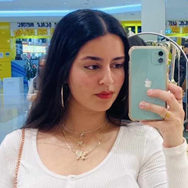 তিনি যে পাকিস্তানি সমর্থক, তা তার টিশার্টে আঁকা পতাকা দেখেই বোঝা গিয়েছিল। কিন্তু সে দিন থেকেই ওই তরুণী হয়ে উঠেছেন ‘মিস্ট্রি গার্ল’! সুন্দরী ওই তরুণীর ছবি ভাইরাল হতেই তাঁরই খোঁজে তোলপাড় সমাজমাধ্যম।