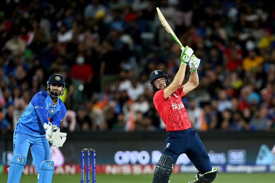 তার পর থেকে আইসিসি-র যে কোনও টুর্নামেন্ট ইংল্যান্ডের পারফরম্যান্স ছিল অসামান্য। ২০২১-এর  টি-টোয়েন্টি বিশ্বকাপেও সেমিফাইনালে পৌঁছেছিল ইংল্যান্ড। মোট কথা ২০১৫-এর বিশ্বকাপ থেকে ছিটকে যাওয়ার পর থেকেই চেনা ছক ভেঙে এগিয়েছেন বাটলাররা। খোলনলচে পাল্টে একেবারে নতুন চেহারায় আবির্ভূত হয়েছে ইংল্যান্ড। আর তা দেখে ভারতেরও কি অনেক কিছু শিক্ষণীয় ছিল না!