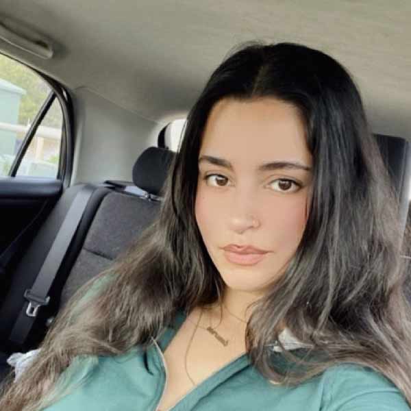 গত ৯ নভেম্বর পাকিস্তানের সঙ্গে নিউজিল্যান্ডের সেমিফাইনাল ম্যাচ ছিল। সেই ম্যাচেই ক্যামেরায় বার বার ধরা পড়েছিলেন ওই তরুণী। সেমিফাইনালে কিউয়িদের হারাতেই স্টেডিয়াম থেকে পাকিস্তান ক্রিকেটারদের দিকে চুম্বন ছুড়ে দিতে দেখা গিয়েছিল তাঁকে।