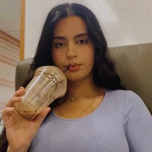 গত কয়েক দিন ধরে খোঁজ চালিয়ে তরুণীর নাম প্রকাশ্যে এসেছে। তাঁর নাম নাতাশা। বিভিন্ন সূত্রে দাবি করা হচ্ছে, নাতাশা পাক বংশোদ্ভূত অস্ট্রেলিয়ার নাগরিক। থাকেন মেলবোর্নে। এখানেই তাঁর জন্ম। শৈশবও কেটেছে এই মেলবোর্নেই।