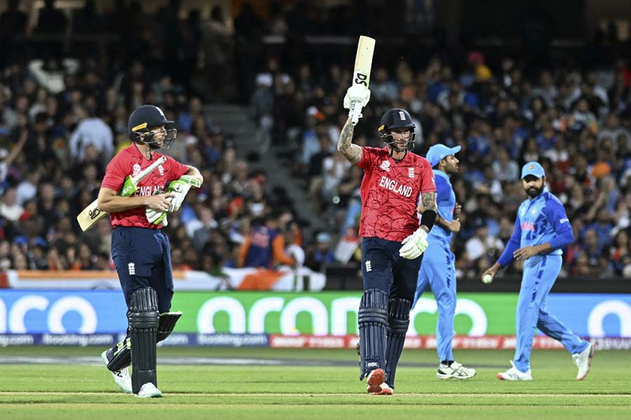 বিগত কয়েক বছরে সাদা বলের খেলার পদ্ধতিতে আমূল পরিবর্তন এনেছে ইংল্যান্ড। সীমিত ওভারের খেলাগুলিতে প্রথম থেকেই রণমূর্তি ধারণ করছেন বাটলাররা। খেলা শুরুর প্রথম থেকেই ইংল্যান্ড যেন আরও বেশি আক্রমণাত্মক।