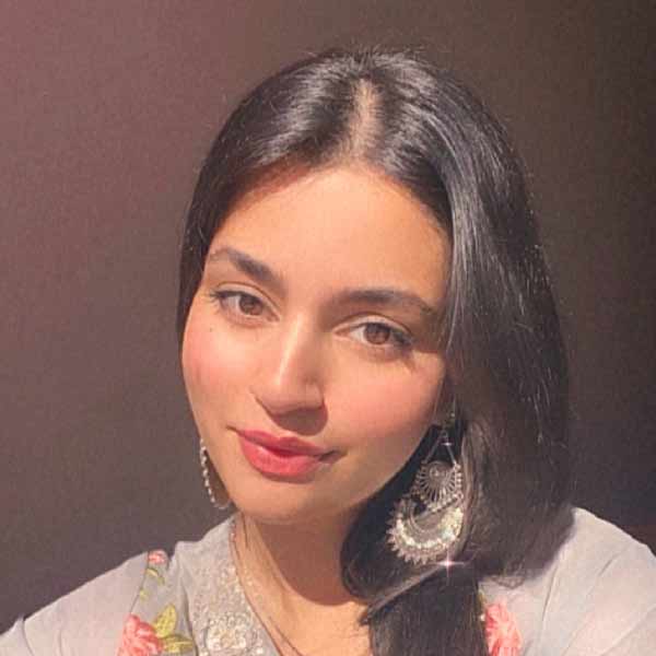 নাতাশা তাঁর ইনস্টাগ্রাম প্রোফাইলে দাবি করেছেন, ভ্রমণ করাই তাঁর শখ। বস্টওয়ানা এবং দক্ষিণ আফ্রিকার বহু ছবি নিজের ইনস্টা অ্যাকাউন্টে পোস্ট করেছেন নাতাশা।