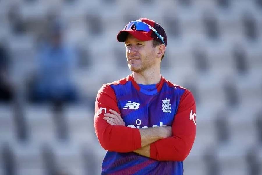 একাধিক টি-টোয়েন্টি ম্যাচে ইংল্যান্ড দলের সিনিয়র তারকা খেলোয়াড়দের বাদ দেওয়ার আগে এক বারের জন্যও ভাবেননি মর্গান। ২০০৭ সালে দলের দায়িত্ব নেওয়ার পর মহেন্দ্র সিংহ ধোনি যেমন সে সময়ের তারকা খেলোয়াড়দের বসিয়ে দেওয়ার সিদ্ধান্ত নিতে পেরেছিলেন, মর্গানও এগিয়েছেন একই ধাঁচে।