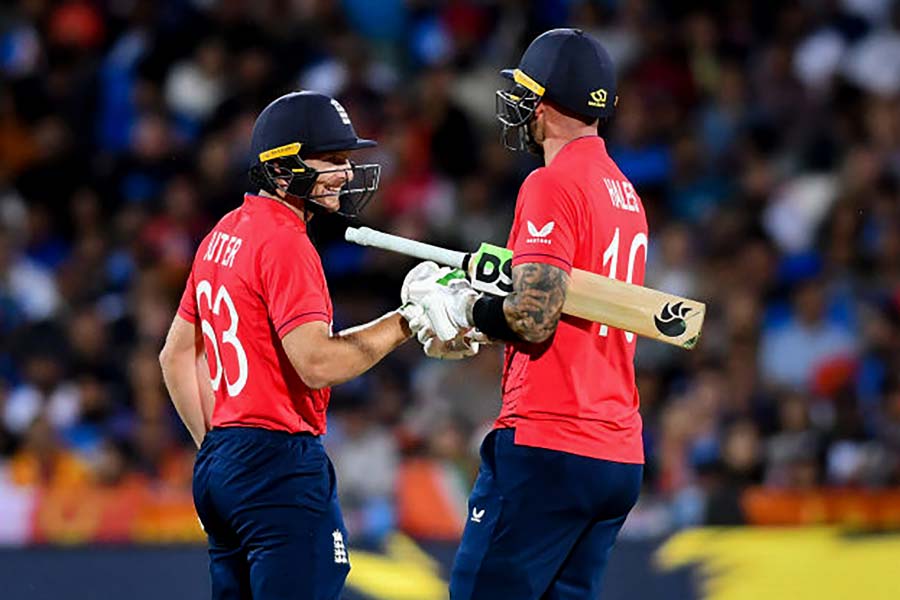 সাম্প্রতিক সময়ে ইংল্যান্ড দলের খেলা দেখে মনে হচ্ছে, ‘করব নয় মরব’ নীতিতে ভর করে মাঠে নামছেন ক্রিকেটাররা। ইংল্যান্ডের ব্যাট, বলের আক্রমণ যেন আরও ধারালো হয়েছে। কোনও দলকেই হালকা ভাবে নেওয়ার ভুল করছে না ইংল্যান্ড।