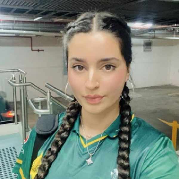 পাকিস্তান টি-টোয়েন্টি বিশ্বকাপের ফাইনালে ওঠার পর নাতাশা টুইট করেন, “ফাইনালে ভারত-পাকিস্তানকে দেখতে চাই।” কিন্তু বৃহস্পতিবারই সেমিফাইনালে ইংল্যান্ডের কাছে হেরে বিশ্বকাপ থেকে বিদায় নিয়েছে ভারত।