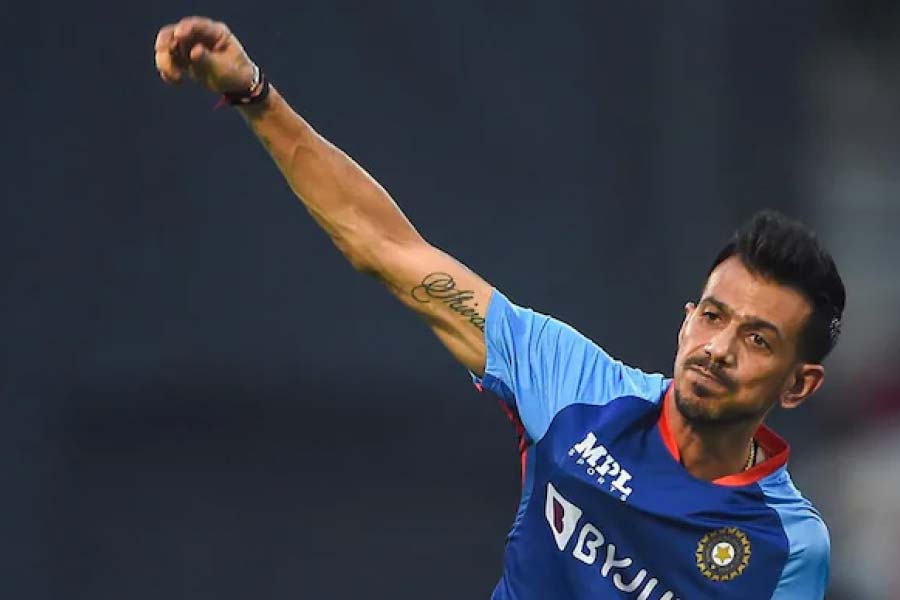 অন্য দিকে অধিনায়ক হিসাবে ধোনির অবসরের পর থেকে স্পিনারদের ব্যবহার করা নিয়ে যেন একটু সিদ্ধান্তহীনতায় ভুগছেন ধোনি-পরবর্তী অধিনায়করা। ধোনি-পরবর্তী সময়ে আঙুল দিয়ে বল ঘোরাতে পারেন এমন স্পিনারও খুব একটা বেশি তৈরি হয়নি। একই সঙ্গে এই টি-টোয়েন্টি বিশ্বকাপ ম্যাচে চহালের মতো স্পিনারকে না খেলানোর সিদ্ধান্ত নিয়েও ভারত বোকামো করেছে বলেই অনেকের মত।