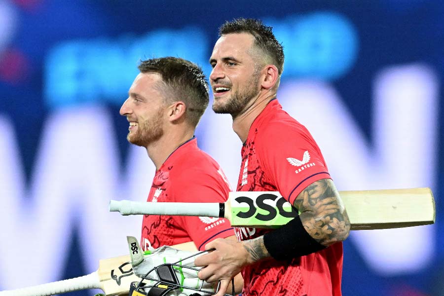 বিভিন্ন দেশে হওয়া টি-টোয়েন্টি লিগগুলিতে ইংল্যান্ডের খেলোয়াড়দের চাহিদা বেড়েছে। কিন্তু টাকার অঙ্ক অনেক বেশি হলেও অনেক লিগেই না খেলার সিদ্ধান্ত নিয়েছেন ইংল্যান্ড দলের খেলোয়াড়রা। স্টোকসের মতো খেলোয়াড়কে শুধু মাত্র নিজেকে মানসিক ভাবে সতেজ রাখার কারণ দেখিয়ে আইপিএল থেকে বেরিয়ে যেতে দেখা গিয়েছে।