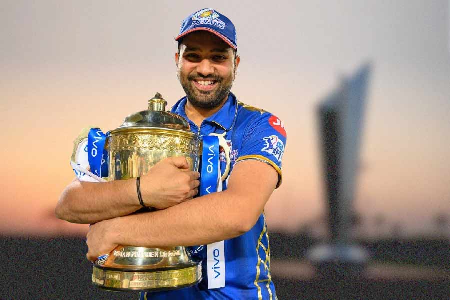 আইপিএল এর দলগুলির মধ্যে অন্যতম জনপ্রিয় দল মুম্বই ইন্ডিয়ান্স। পাঁচ বার আইপিএল-এর খেতাব জয়ী এই দলের মালিক অম্বানিগোষ্ঠী। হাতে বেশি টাকাও ছিল না। মাত্র ১৭.৭৫ কোটি টাকা। নিলামে তারাও গুছিয়ে নিয়েছে তাদের দল। কেমন হল মুম্বই-এর ২০২৪ আইপিএল ‘স্কোয়াড’?