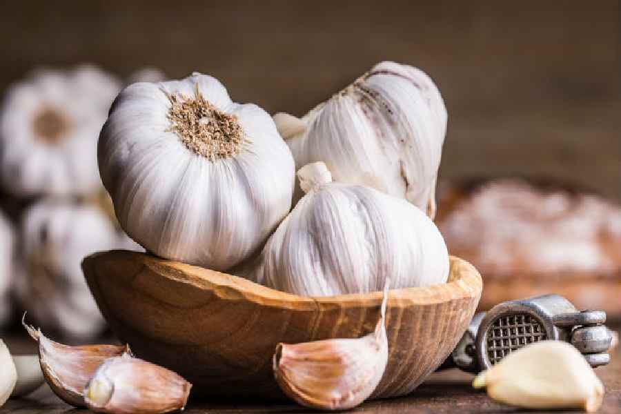 খালিপেটে রসুনের কোয়া খেলে শরীরের দূষিত পদার্থগুলি মূত্রের মাধ্যমে বেরিয়ে যায়।