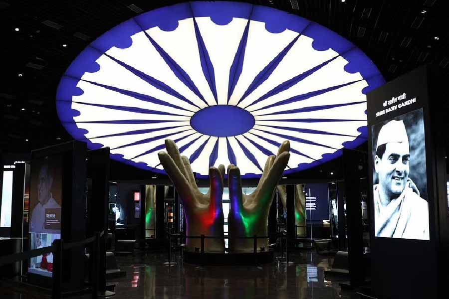 এপ্রিলে প্রধানমন্ত্রীর হাতে উদ্বোধনের পর দেখা গিয়েছিল, স্বাধীনতার পরবর্তী সময় থেকে দেশের প্রত্যেক প্রধানমন্ত্রীর কর্মকাণ্ড নিয়ে প্রদর্শনীর ব্যবস্থা রয়েছে এই সংগ্রহালয়ে। দেশের উন্নয়নে প্রত্যেক প্রধানমন্ত্রীর নানা গুরুত্বপূর্ণ অবদানের সম্পর্কেও খুঁটিনাটি বিষয় তুলে ধরা হয়েছে এতে। যদিও এত দিন তাতে শুধু মাত্র মোদীকে নিয়ে কোনও সংগ্রহশালা ছিল না। এ বার সে খামতিও পূরণ হবে।